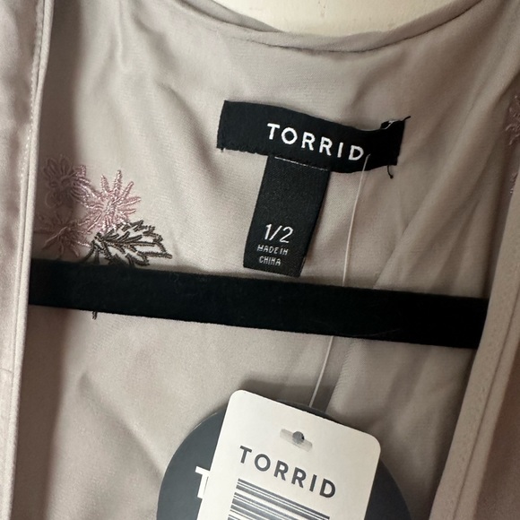 Torrid Light Grey Floral Embroidered Side Slits Tie Waist Robe/Kimono NWT 1X/2X - Picture 11 of 15